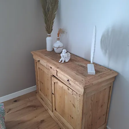 Les Goelettes A 250 M De La *