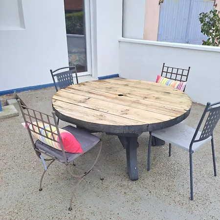 Les Goelettes A 250 M De La