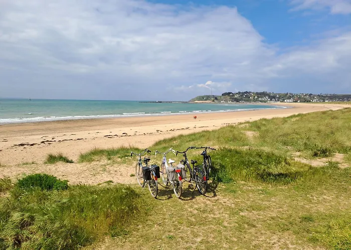 Les Goelettes A 250 M De La *