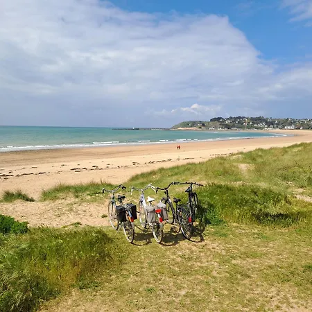 Les Goelettes A 250 M De La *