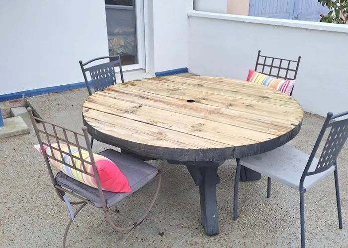 Les Goelettes A 250 M De La